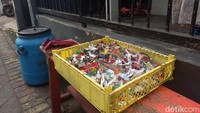 Anita kemudian mengajak warga membuat ecobrick dengan standar baru. Ia juga membeli sampah plastik dari warga dengan harga berbeda, mulai Rp 4.000 hingga Rp 15.000 per kilogram, serta menyediakan sembako sebagai alat tukar.