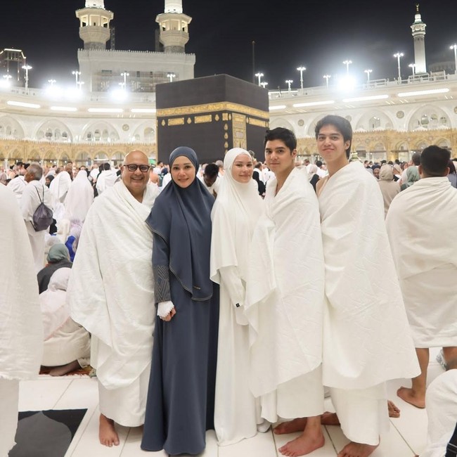 Momen Maia Estianty Umrah Bersama Mantu dan Keluarga