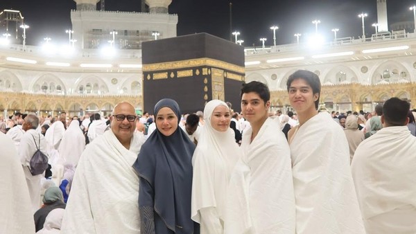 Momen Maia Estianty Umrah Bersama Mantu dan Keluarga