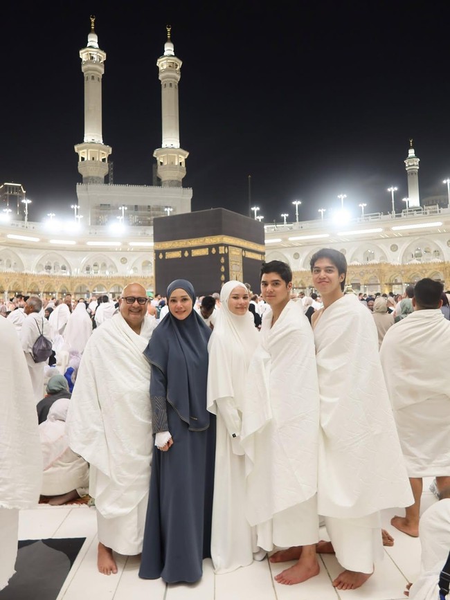 Momen Maia Estianty Umrah Bersama Mantu dan Keluarga