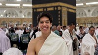 El Rumi ikut dalam perjalanan umrah keluarga kali ini. Sementara itu, Dul Jaelani tidak turut serta karena sedang memiliki urusan lain yang harus diselesaikan. (Instagram @elelrumi)