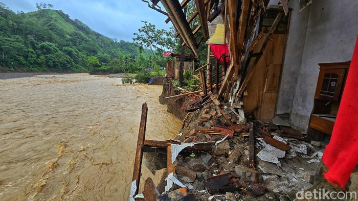 Amukan Sungai Cidadap Sukabumi Seret Dua Rumah dan Majelis Taklim