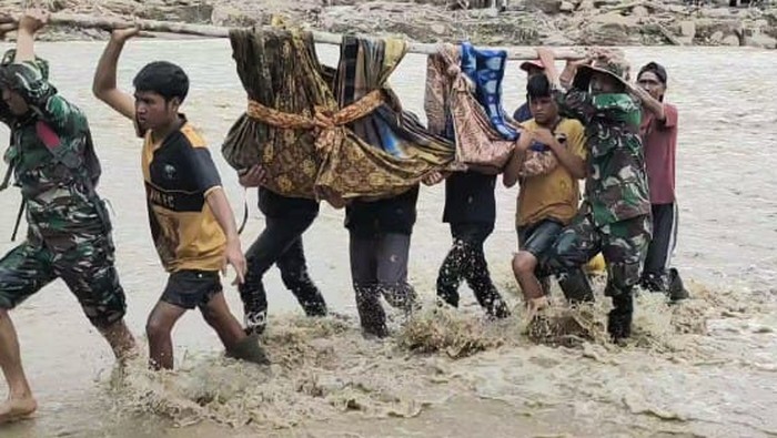 Perjuangan TNI-Warga Tandu Jenazah Lewati Sungai Deras di Lokasi Bencana