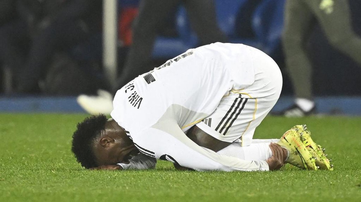 Vinicius Junior mengerang kesakitan setelah dilanggar lawan dalam kemenangan Real Madrid atas Alaves 2-1. (Foto: AFP/ANDER GILLENEA)