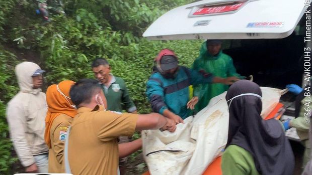 Fortuner terjun ke jurang jalur Bromo di Ngadas Malang Fortuner terjun ke jurang jalur Bromo di Ngadas Malang