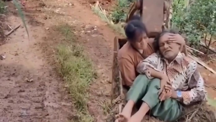 Viral Lansia Pelosok KBB Naik Ekskavator gegara Jalan Rusak, Ini Faktanya