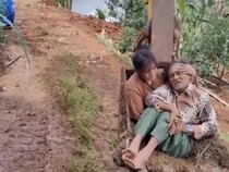 Video Viral Lansia di Bandung Barat Naik Eskavator gegara Jalan Rusak