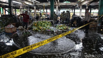 Garis Polisi Terpasang di Lokasi Kebakaran Pasar Induk Kramat Jati