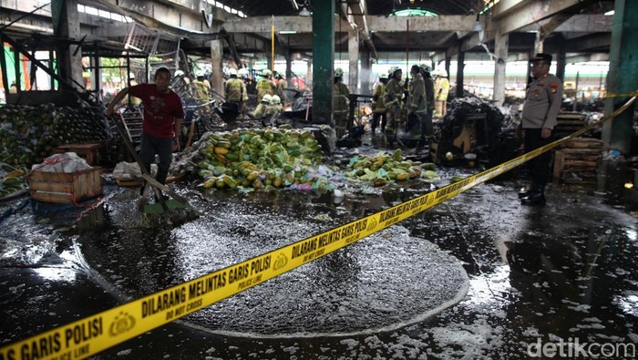 Garis polisi terpasang usai kebakaran melanda los pepaya di Pasar Induk Kramat Jati, Jakarta Timur, Senin (15/12/2025).