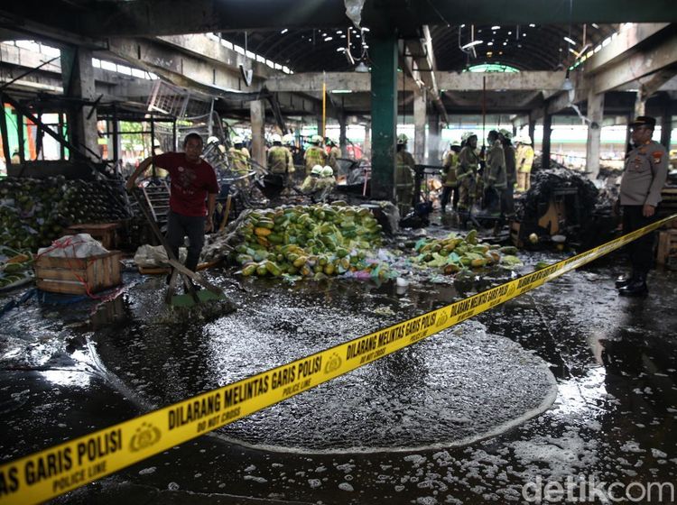 Garis Polisi Terpasang di Lokasi Kebakaran Pasar Induk Kramat Jati