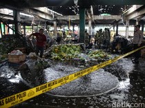 Garis Polisi Terpasang di Lokasi Kebakaran Pasar Induk Kramat Jati
