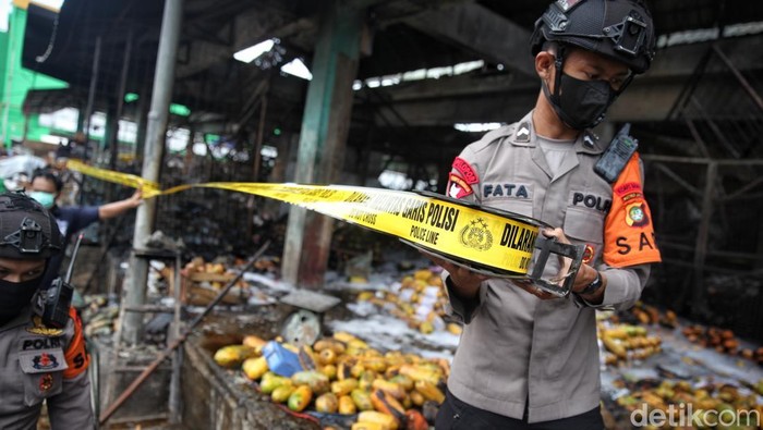 Garis polisi terpasang usai kebakaran melanda los pepaya di Pasar Induk Kramat Jati, Jakarta Timur, Senin (15/12/2025).