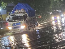 Hujan Deras Guyur Surabaya, Waspada Genangan-Pohon Tumbang