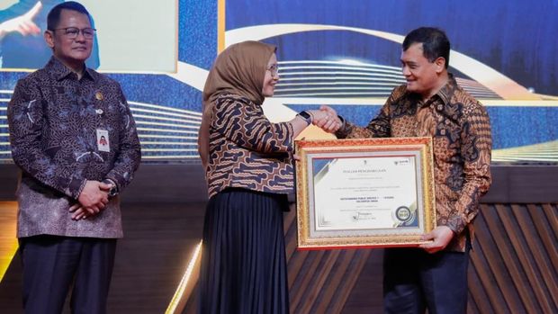 Gubernur Jateng, Ahmad Luthfi, menerima penghargaan OPSI dari KemenPANRB di Kantor KemenPANRB, Jakarta, Senin (15/12/2025). Gubernur Jateng, Ahmad Luthfi, menerima penghargaan OPSI dari KemenPANRB di Kantor KemenPANRB, Jakarta, Senin (15/12/2025).