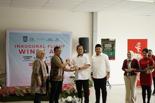 Gubernur NTB Lalu Muhamad Iqbal bersama Direktur Operasional Lion Group, Deki Aryanto dan Wakil Ketua Komisi XI DPR RI Lalu Hadrian Irfani, Senin (15/12/2025). (Foto: Dinas Kominfotik NTB).
