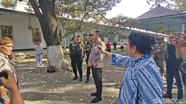 Gusti Moeng marah-marah karena akses masuk museum Keraton Solo dibatasi, Senin (15/12/2025) sore. Gusti Moeng marah-marah karena akses masuk museum Keraton Solo dibatasi, Senin (15/12/2025) sore.