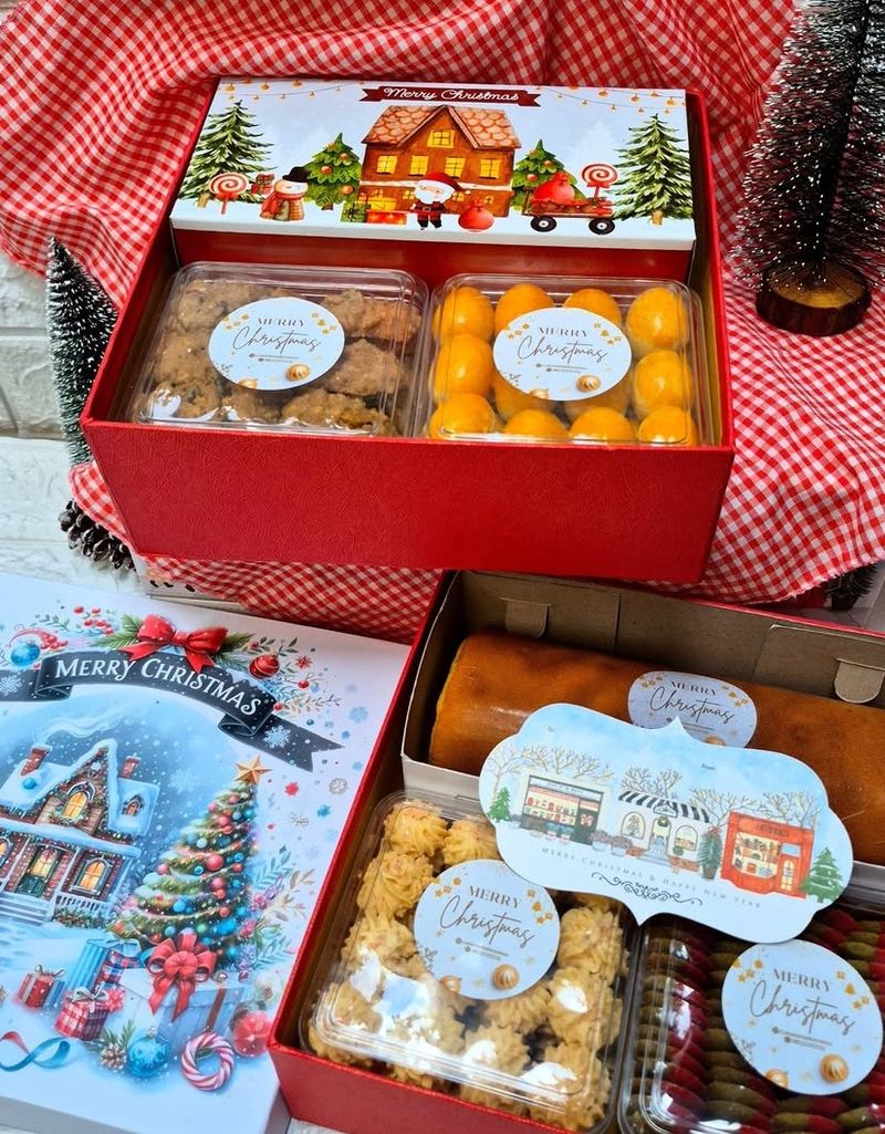 Hampers cookies + 1 rollcake dari cchomemadecookies (Instagram @cchomemadecookies) Hampers cookies + 1 rollcake dari cchomemadecookies (Instagram @cchomemadecookies)