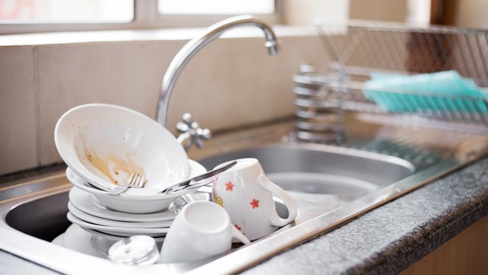 Kebiasaan Mencuci Piring di Kamar Mandi Ternyata Tidak Baik, Ini Penjelasannya