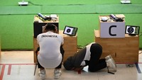 Usai memastikan emas, kedua atlet Indonesia melakukan sujud syukur di arena pertandingan Photharam Shooting Range sebagai ungkapan rasa terima kasih atas hasil yang diraih. ANTARA FOTO/Nova Wahyudi