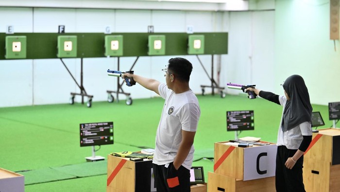 Petembak Indonesia Muhammad Iqbal Raia prabowo  memasukkan peluru kedalam pistol dalam final nomor 10 meter Air Rifle tim campuran cabang menembak SEA Games 2025 di Photharam Shooting Range, Bangkok, Thailand, Senin (15/12/2025). Muhammad Iqbal Raia prabowo dan Arista Perdana Putri Darmoyo meraih medali emas setelah mengalahkan tim campuran petembak Vietnam Thu Vinh Trinh dan Quang Huy Pham dengan keunggulan poin 17-9. ANTARA FOTO/Nova Wahyudi/tom.