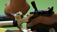 Petembak Indonesia Muhammad Iqbal Raia prabowo memasukkan peluru kedalam pistol dalam final nomor 10 meter Air Rifle tim campuran cabang menembak SEA Games 2025. ANTARA FOTO/NOVA WAHYUDI