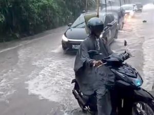 Hujan Deras Rendam Sejumlah Ruas Jalan di Abiansemal, Lalin Sempat Tersendat