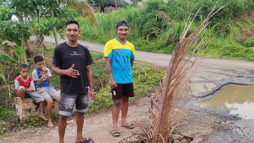 Jalan rusak di Kampung Helung, Desa Golo Lajang Barat, Kecamatan Pacar, Kabupaten Manggarai Barat.(Dok. Viktor Sudin)