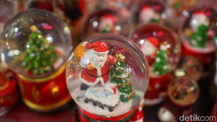 Sejumlah pengunjung memilih pernak pernik natal di Jalan Juanda, Bekasi, Senin (15/12/2025). 10 hari jelang hari raya natal masyarakat mulai mencari kebutuhan pernak pernik natal.