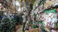 Salah satu pembeli yang merupakan siswa mengaku mencari pernak pernik natal untuk melengkapi hiasan di sekolahnya.