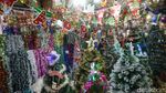 Jelang Natal, Lapak Pernak-Pernik Hiasan Natal Diserbu Pembeli