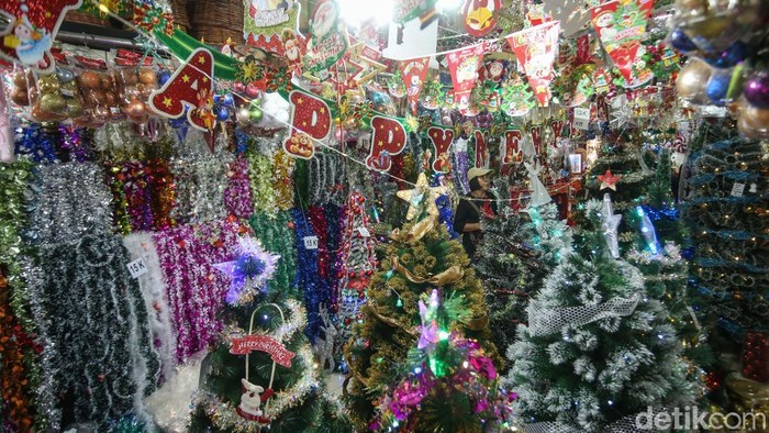 Sejumlah pengunjung memilih pernak pernik natal di Jalan Juanda, Bekasi, Senin (15/12/2025). 10 hari jelang hari raya natal masyarakat mulai mencari kebutuhan pernak pernik natal.