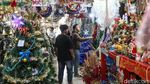 Jelang Natal, Lapak Pernak-Pernik Hiasan Natal Diserbu Pembeli