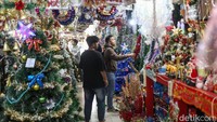 Kios yang menjual perlengkapan hari raya Natal ini mulai sibuk melayani pembeli, diketahui untuk hiasan natal mulai dipatok mulai dari Rp 5 ribu hingga jutaan rupiah.