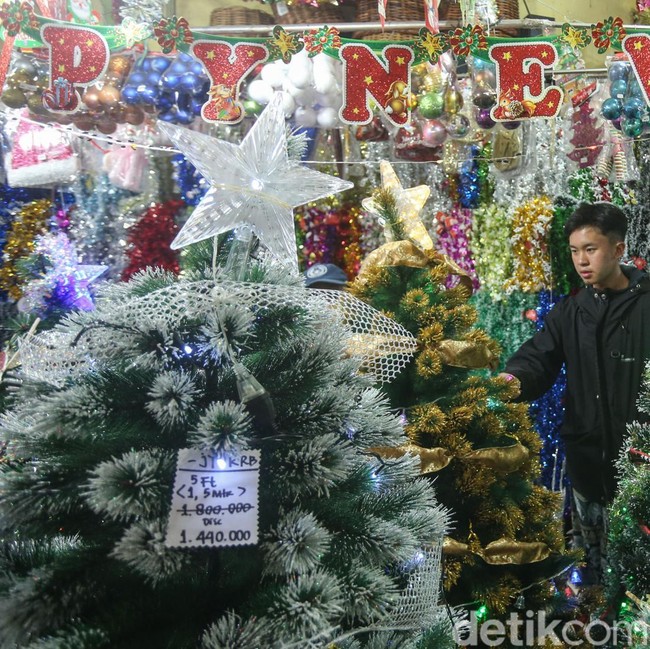 Jelang Natal, Lapak Pernak-Pernik Hiasan Natal Diserbu Pembeli