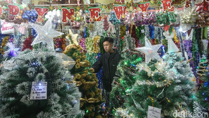 Sejumlah pengunjung memilih pernak pernik natal di Jalan Juanda, Bekasi, Senin (15/12/2025). 10 hari jelang hari raya natal masyarakat mulai mencari kebutuhan pernak pernik natal.