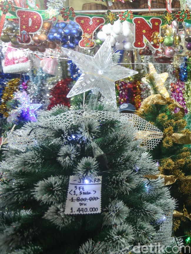 Jelang Natal, Lapak Pernak-Pernik Hiasan Natal Diserbu Pembeli