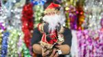 Jelang Natal, Lapak Pernak-Pernik Hiasan Natal Diserbu Pembeli