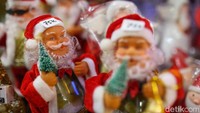 Hiasan patung Santa Claus atau sinterklas merupakan salah satu yang sangat dicari oleh umat kristiani atau para pembeli.