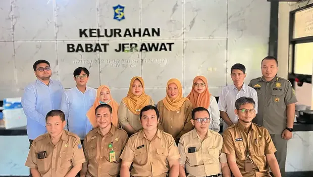 Perangkat kelurahan sedang berbincang di Kantor kelurahan Babat Jerawat