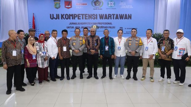 Kapolda Metro Jaya Irjen Pol Asep Edi Suheri membuka kegiatan Uji Kompetensi Wartawan (UKW) 2025, Senin (15/12/2025) Kapolda Metro Jaya Irjen Pol Asep Edi Suheri membuka kegiatan Uji Kompetensi Wartawan (UKW) 2025, Senin (15/12/2025)