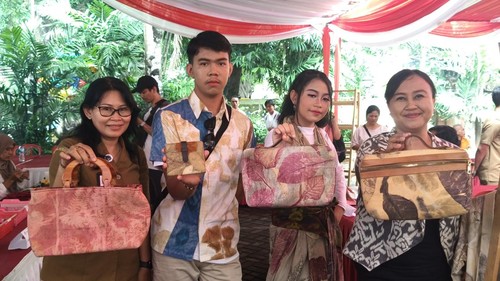 Karya tas berbahan kain ecoprint dari siswa SLB Negeri 3 Denpasar dipamerkan dalam acara Indonesia Cinta Disabilitas ke-4 di Denpasar, Senin (15/12/2025). (Karsiani Putri/detikBali)