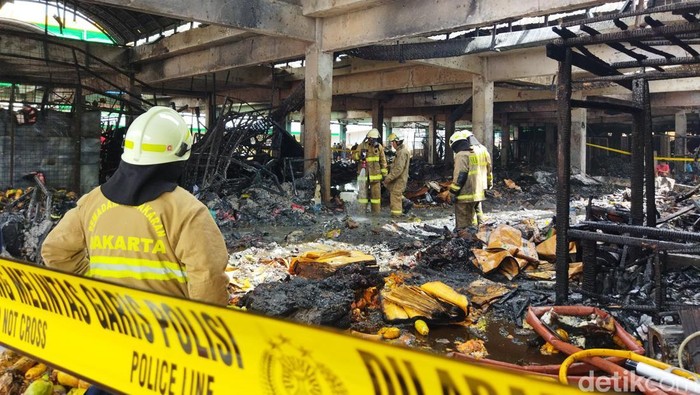 Kebakaran di Pasar Induk Kramat Jati Berawal dari Toko Plastik