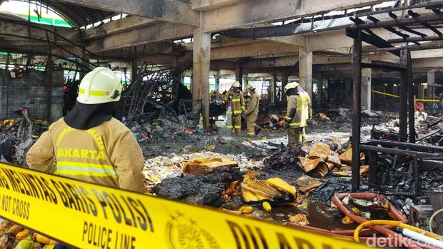 Kebakaran di Pasar Induk Kramat Jati, Jaktim. (Kurniawan/detikcom) Kebakaran di Pasar Induk Kramat Jati, Jaktim. (Kurniawan/detikcom)