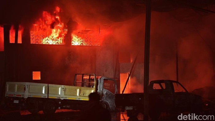 Garasi Truk di Solo Baru Sukoharjo Kebakaran