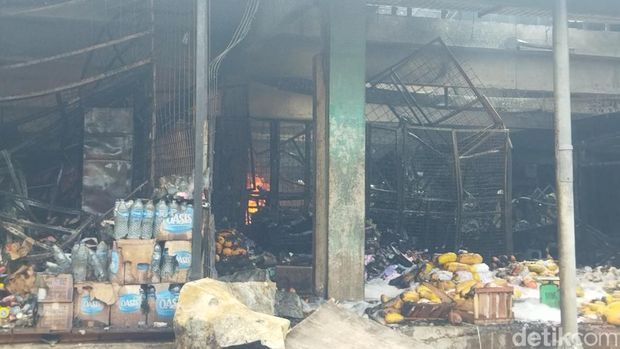 Kebakaran melanda sejumlah kios di pasar induk Kramat Jati, Jakarta Timur (Jaktim). Petugas pemadam kebakaran (damkar) masih menyisir sisa-sisa api di lokasi. (Kurniawan/detikcom)