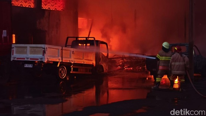 Kebakaran Garasi Truk di Solo Baru, 2 Mobil Hangus