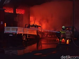 Kebakaran Garasi Truk di Solo Baru, 2 Mobil Hangus