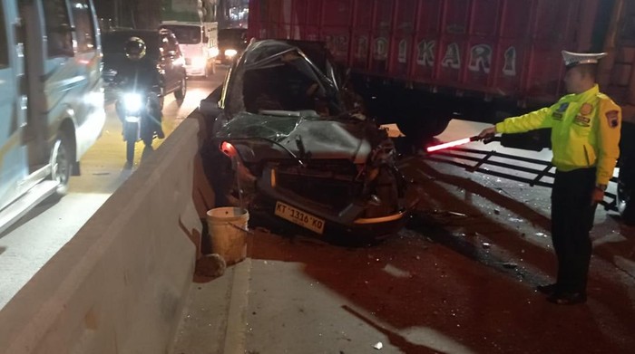 Diduga Rem Blong, Truk Seruduk-Seret Mobil hingga 25 Meter di Bawen Semarang