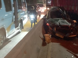 Diduga Rem Blong, Truk Seruduk-Seret Mobil hingga 25 Meter di Bawen Semarang