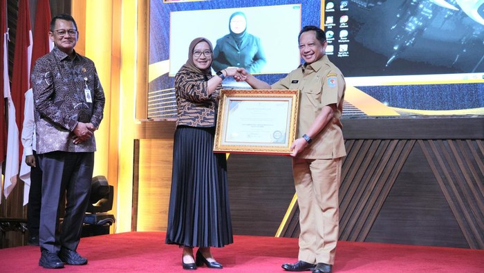 Permudah Layanan Kesehatan Lewat NIK Sehat, Mendagri Raih Penghargaan KIPP